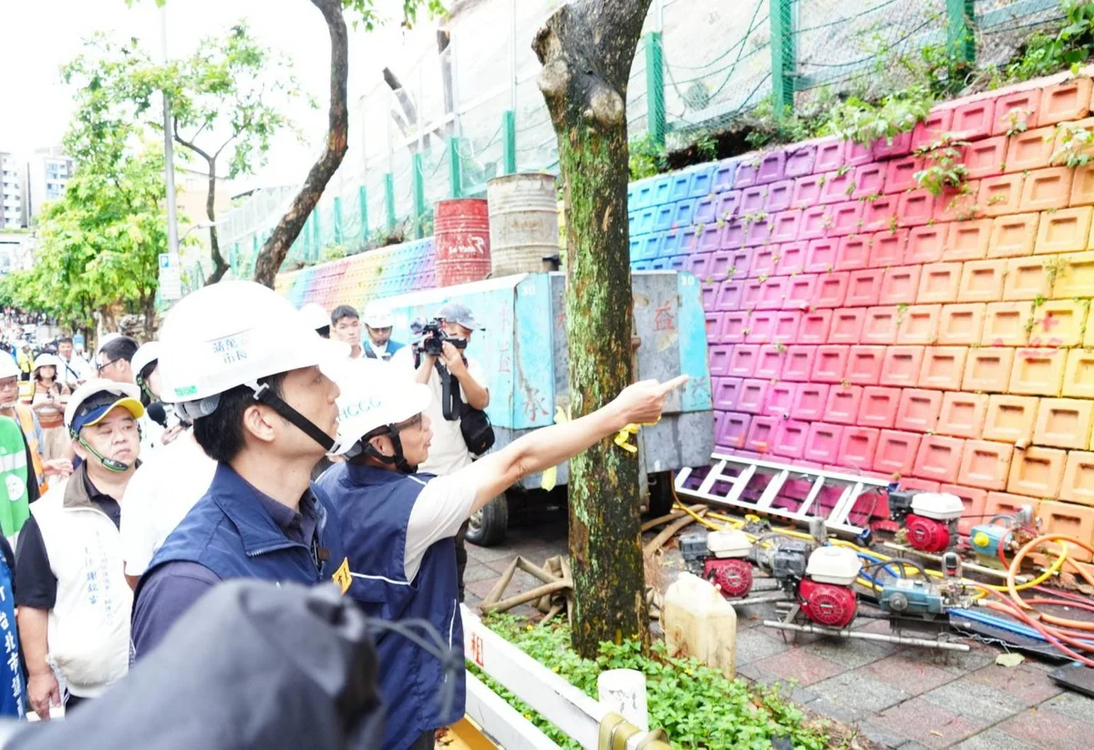白海豚颱風雨勢逼近 蔣萬安視察成功路邊坡整治
