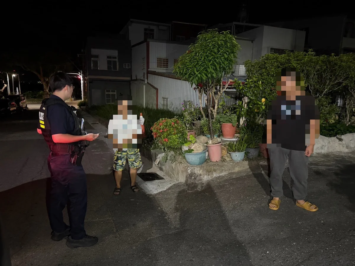 更生路ATM前徬徨許久 馬蘭警用巡邏車送民眾回家