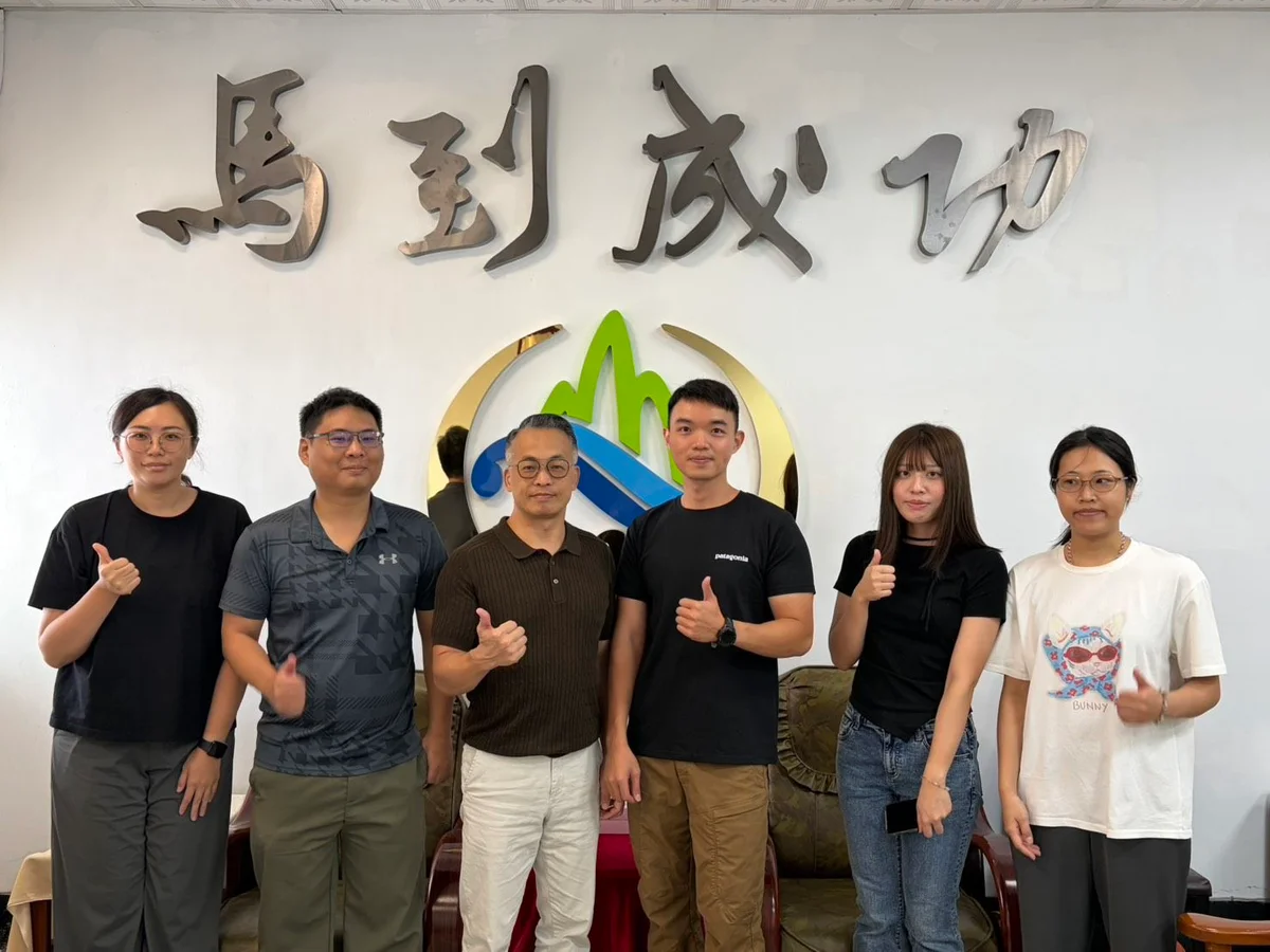 成功分局七名同仁將赴新職　潘俊宏贈紀念品道祝福