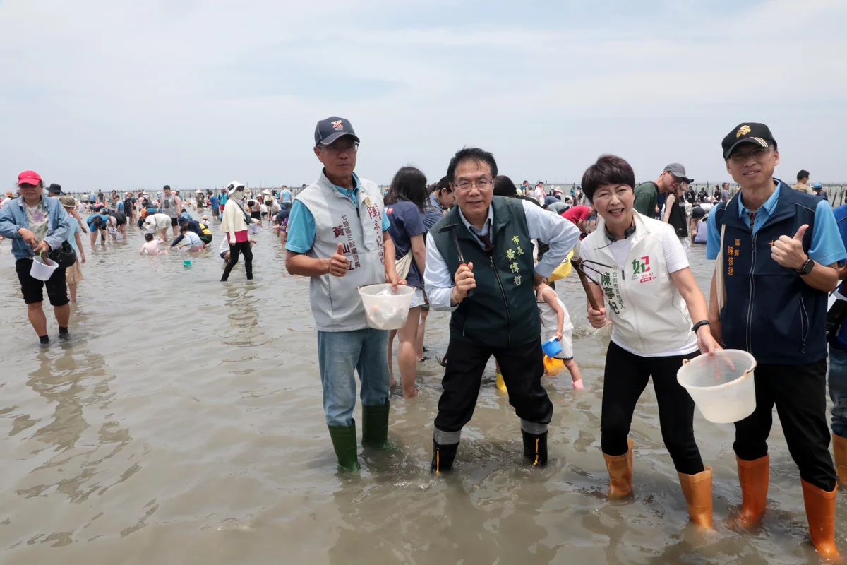 颱風延期後重回六孔碼頭　近1500人下水挖文蛤