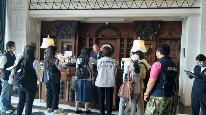 暑假出遊先過關　台南聯合稽查十二家旅宿守護遊客安全