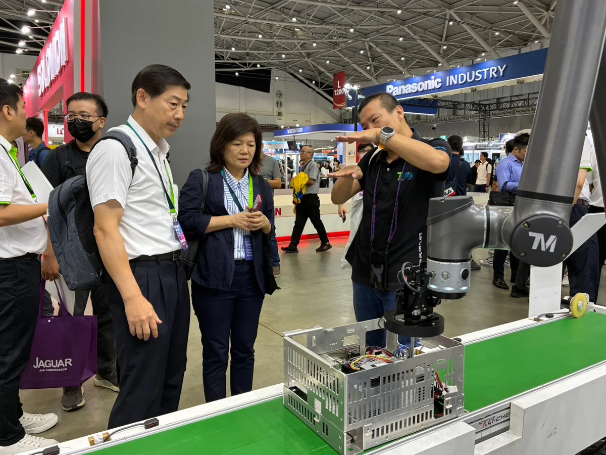 機械手臂搬物件拚精準　42名選手南港角逐智慧製造