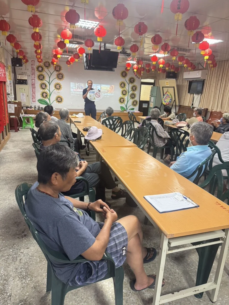 暑假網路陷阱多　竹灣警走進兩村提醒少年別誤觸法網