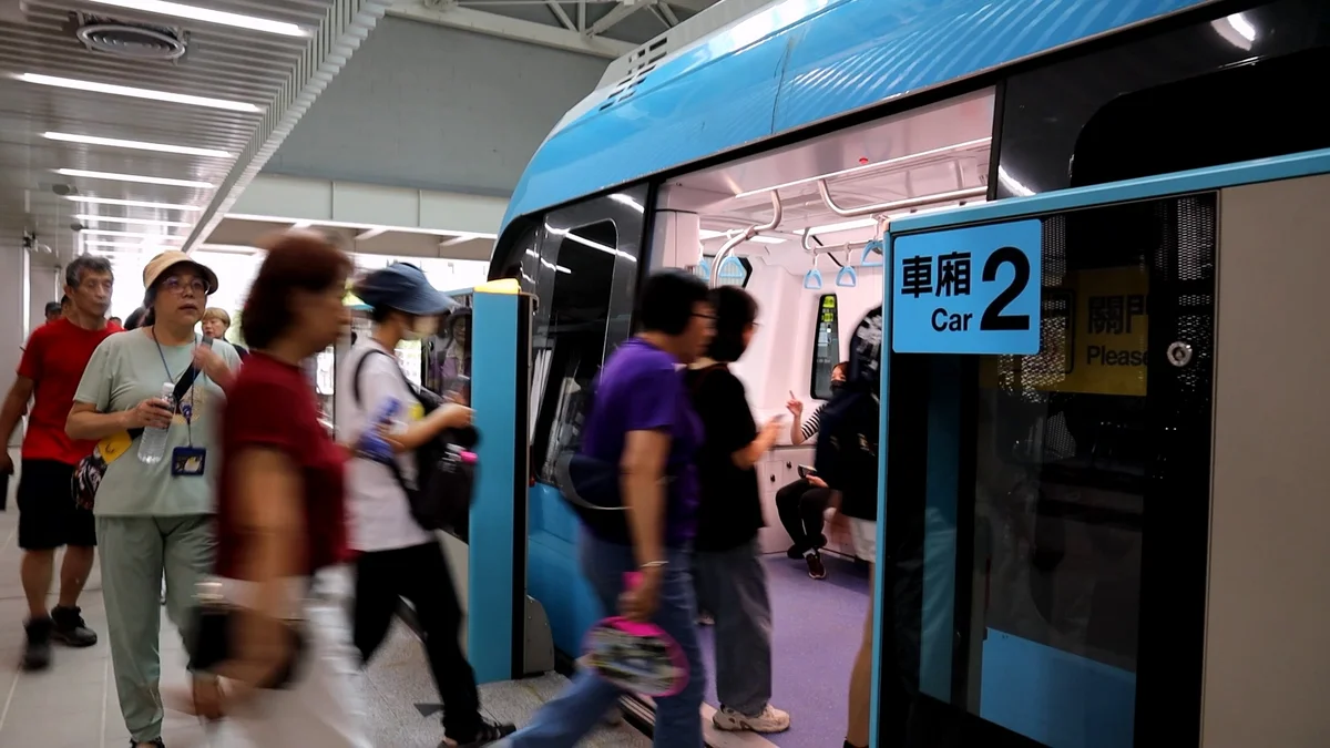三鶯線通車前一天先暖身 約二千三百位里民搶先試乘