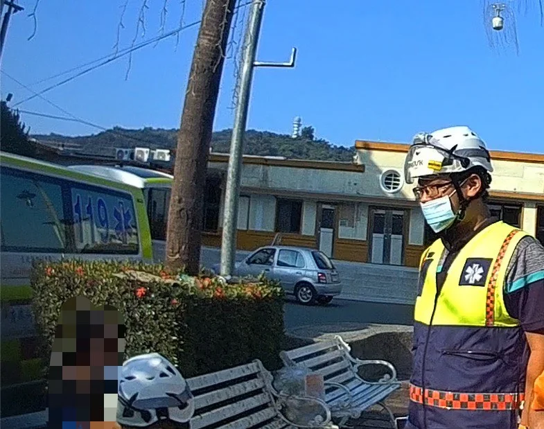 二水民眾暈眩癱坐光文路旁 員警通報救護陪伴休息