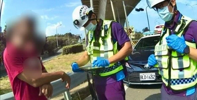 台61線白沙屯匝道驚見老翁躺臥　警方及時帶離危險路段