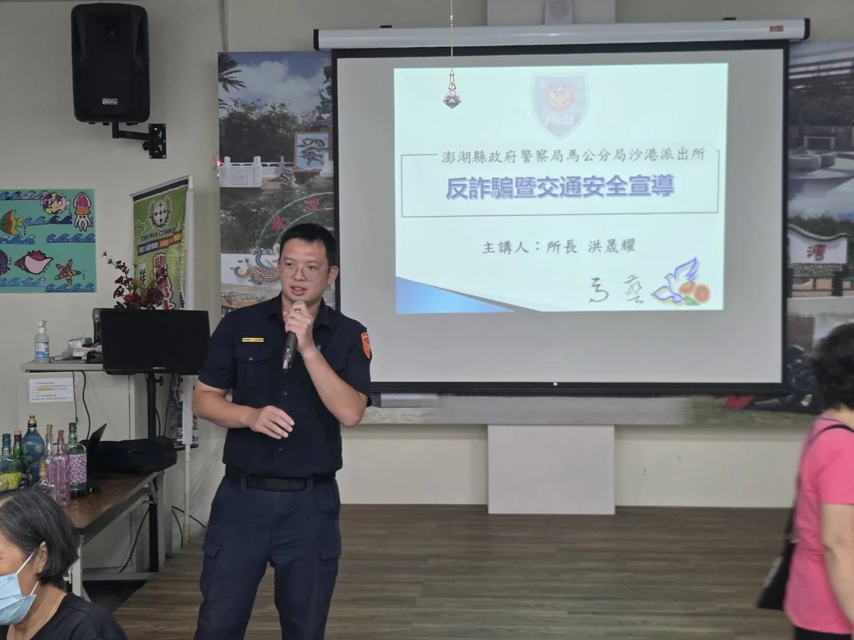 湖西鼎灣手作酒瓶燈 沙港警宣導防詐與路口安全