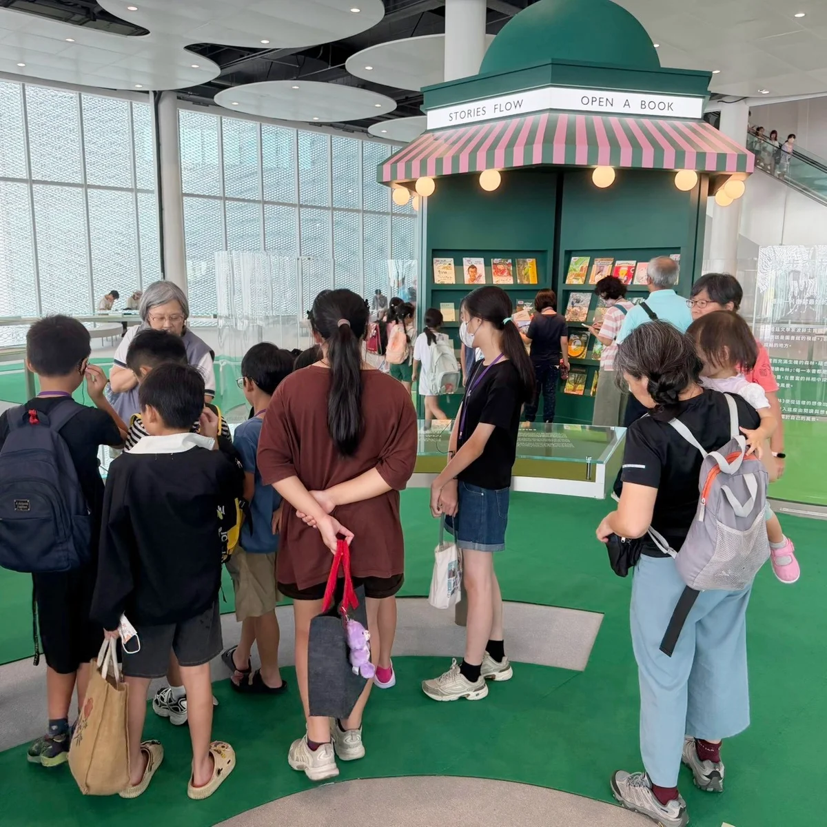 走進綠美圖的閱讀森林　中市圖十週年書展吸引萬人漫遊