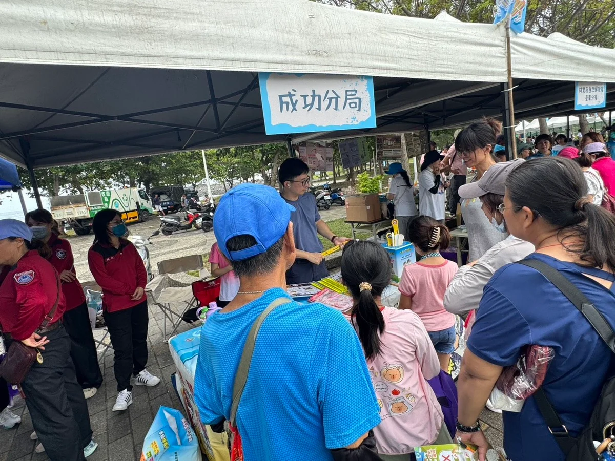 成功海濱公園文化節裡 警方把反詐與高齡換照講給大家聽