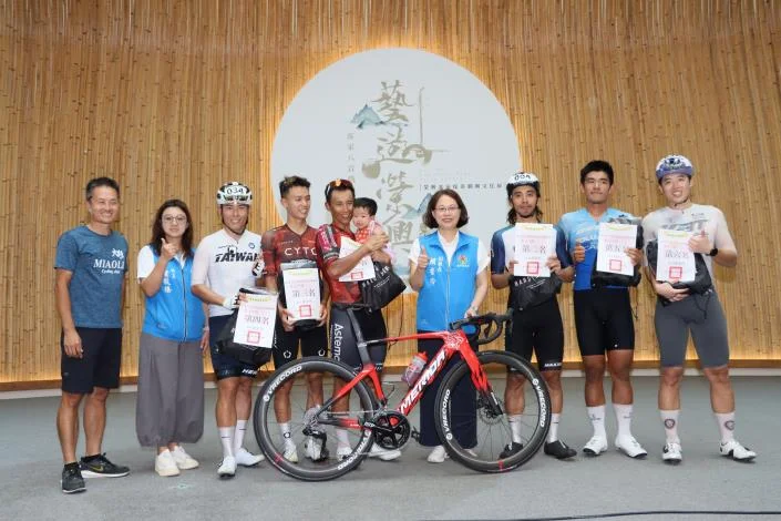 頂著正午烈陽繞圈飆速 首屆縣長盃自由車賽在後龍客家圓樓火熱登場