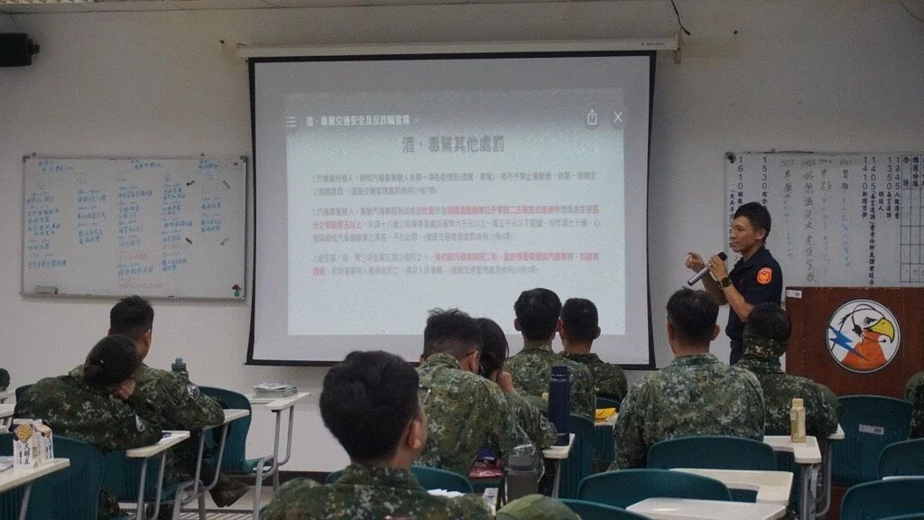 馬警走進空軍馬公基地 向官兵談酒毒駕也提醒反詐