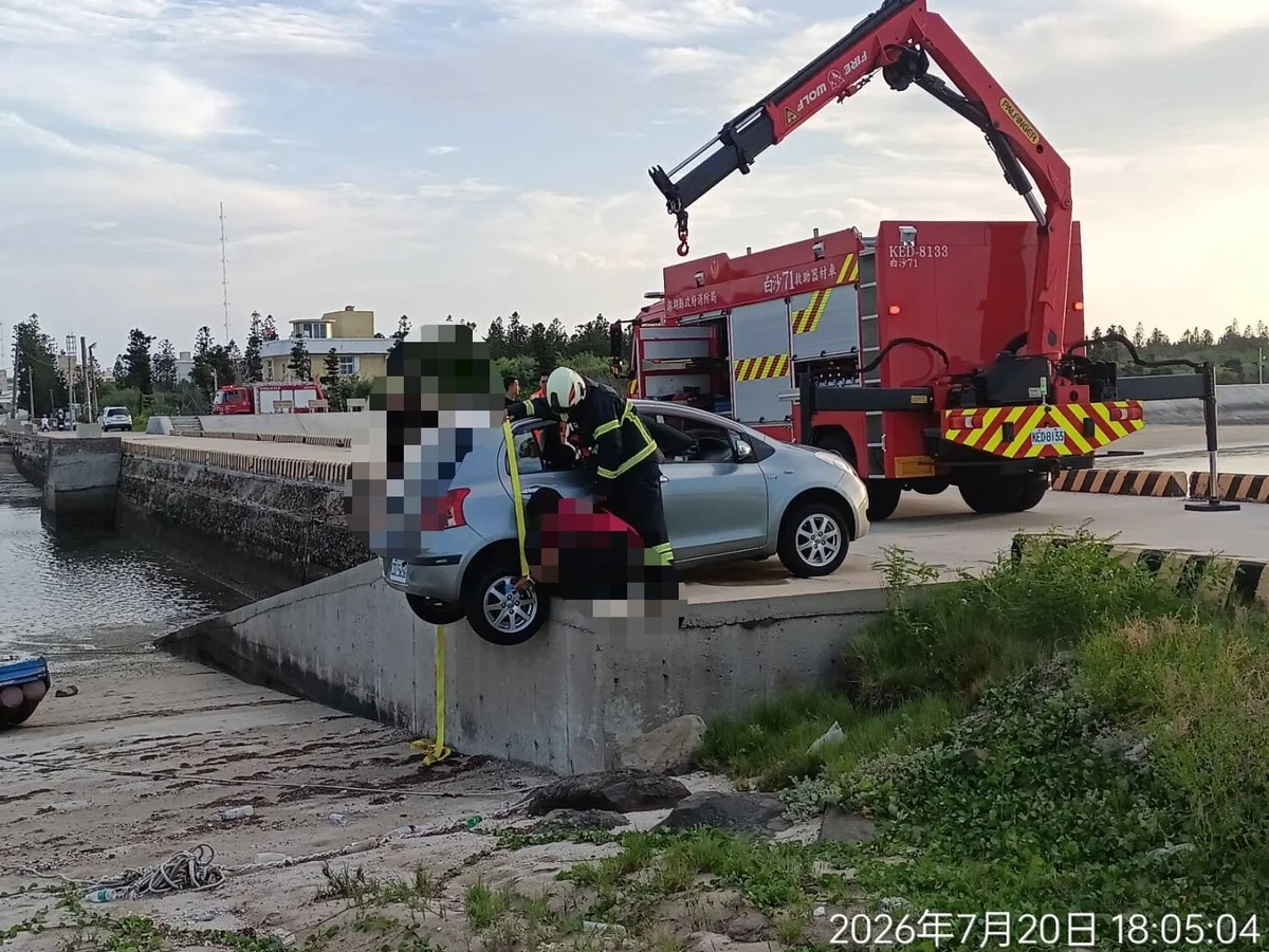 倒車誤判卡在講美港突堤 警消吊掛救回懸空轎車