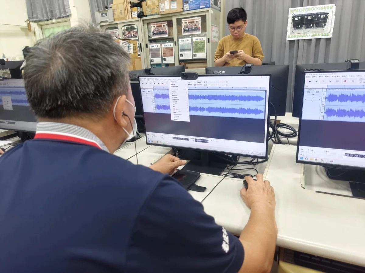 卓蘭長輩戴起耳機 把饒平客語一句句錄進數位檔