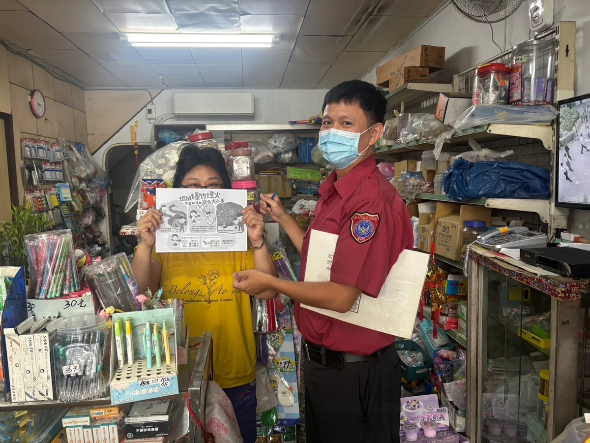 中秋施放爆竹煙火要留意 旗津分隊走訪店家提醒安全