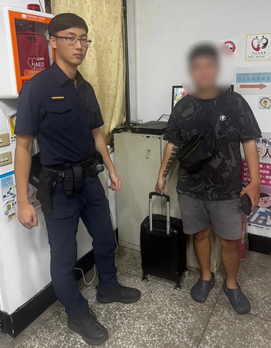 行李箱落在計程車上 馬蘭警聯繫駕駛找回重要證件