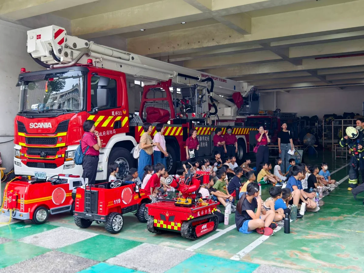穿上小小消防衣 高雄鳳祥分隊帶孩子認識防災