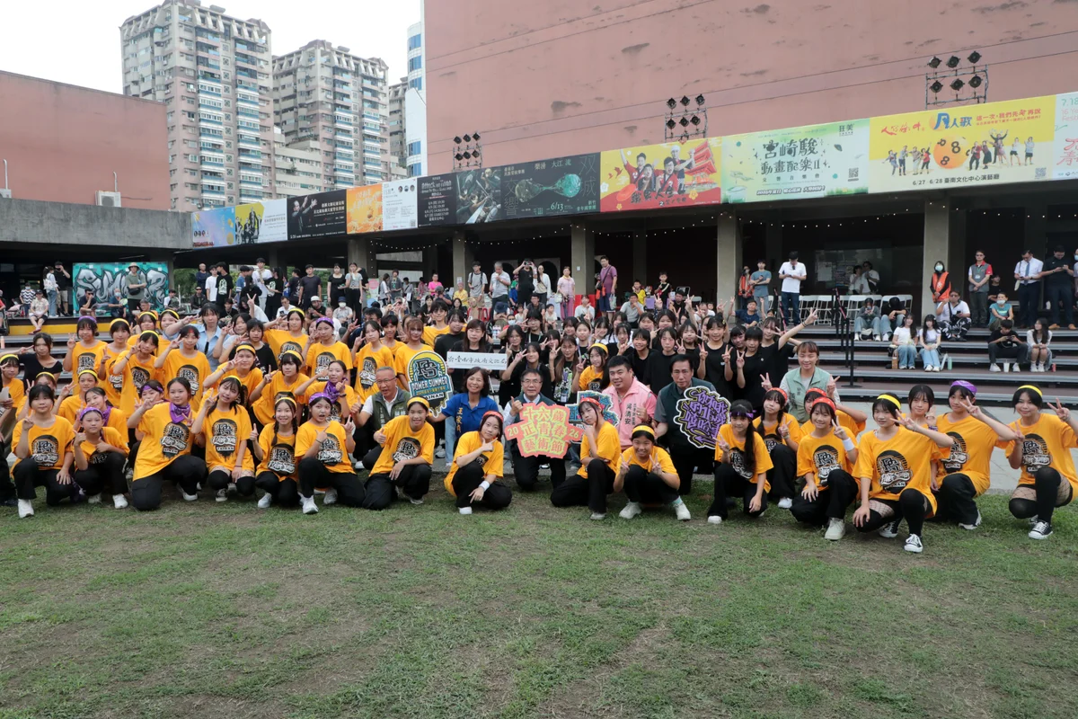 四百五十名學生站上文化中心 臺南街舞舞出台上的青春