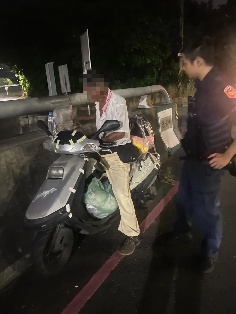 大村過溝橋旁老翁疑低血糖不適　員警遞水送餅乾先穩住身體