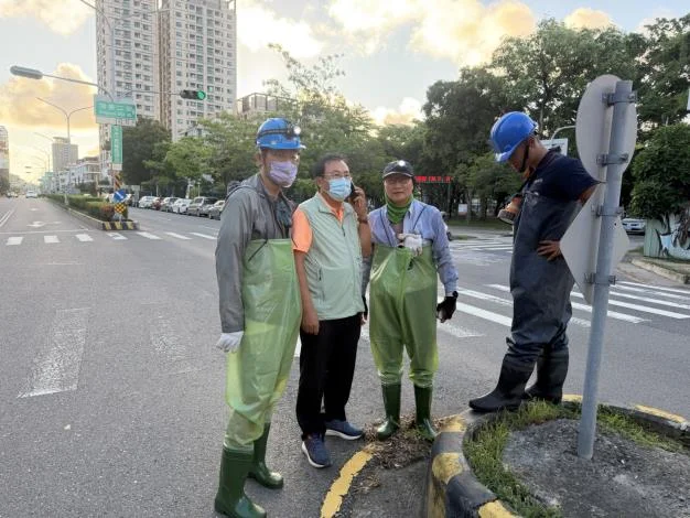 頂美二街下水道縱走查堵塞 颱風前先清出排水路