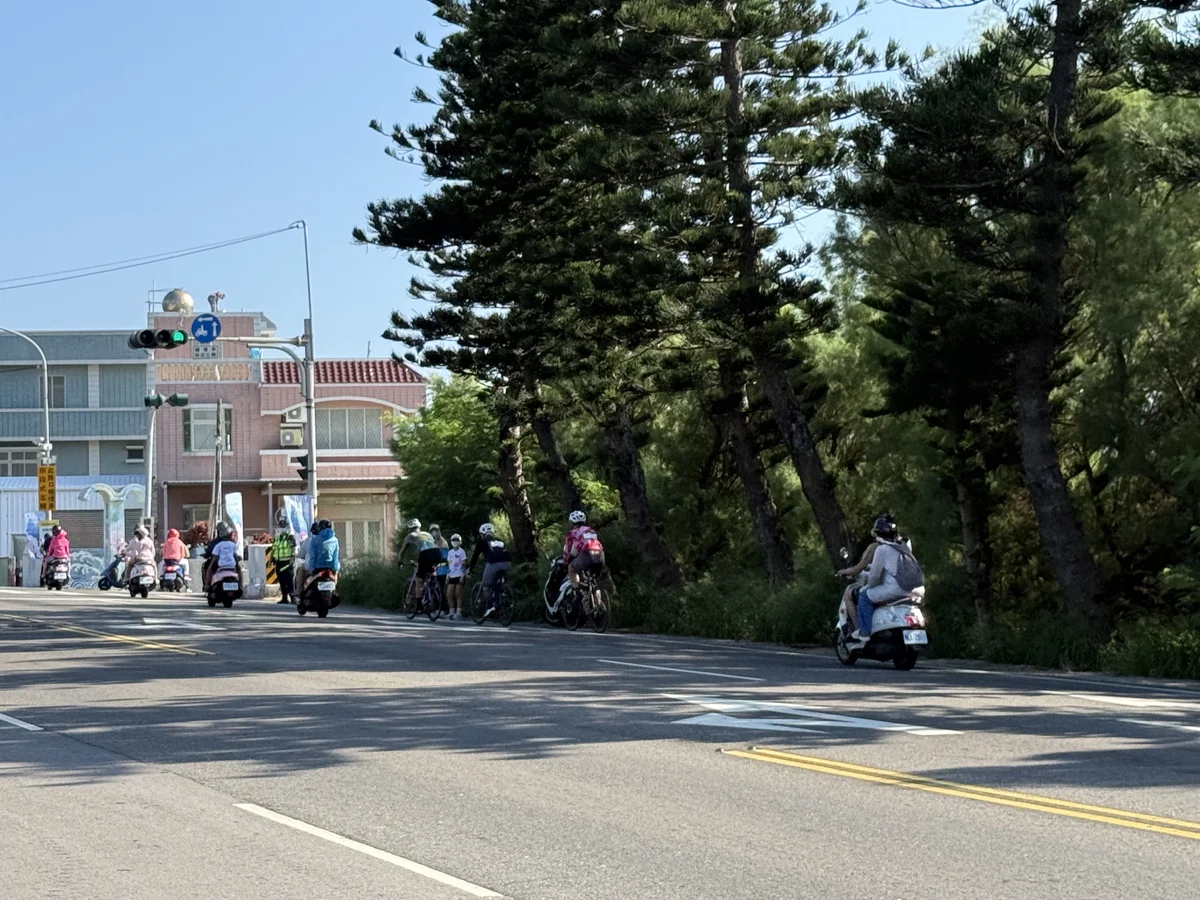 自行車隊穿越白沙西嶼 警方沿線守住人車安全