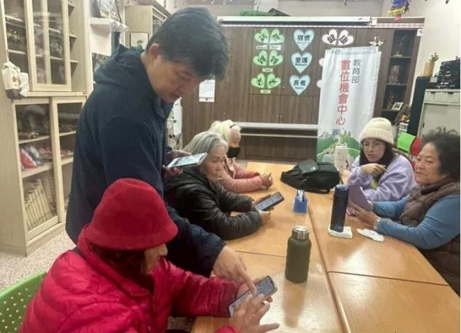 泰安DOC把手機課帶進部落　長輩學查就醫紀錄也能線上掛號