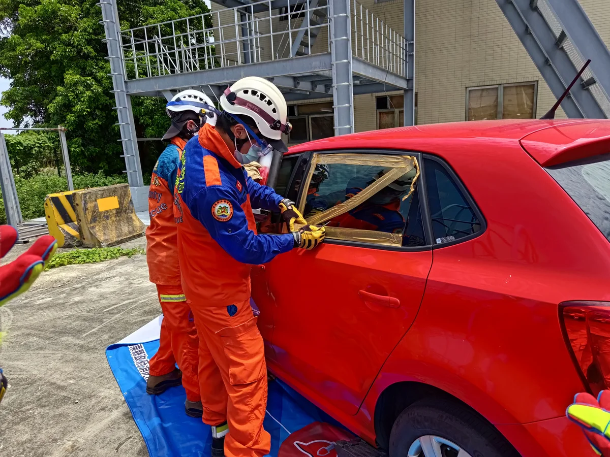 實車拆解練救援 第一大隊強化車禍受困應變