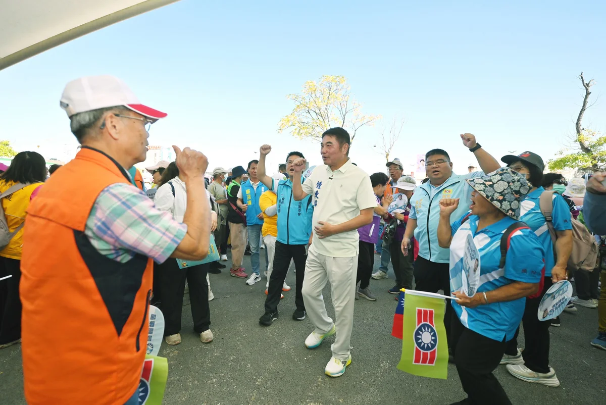 近千人揮旗走過苗栗市 雙十健行一路祝賀國家生日
