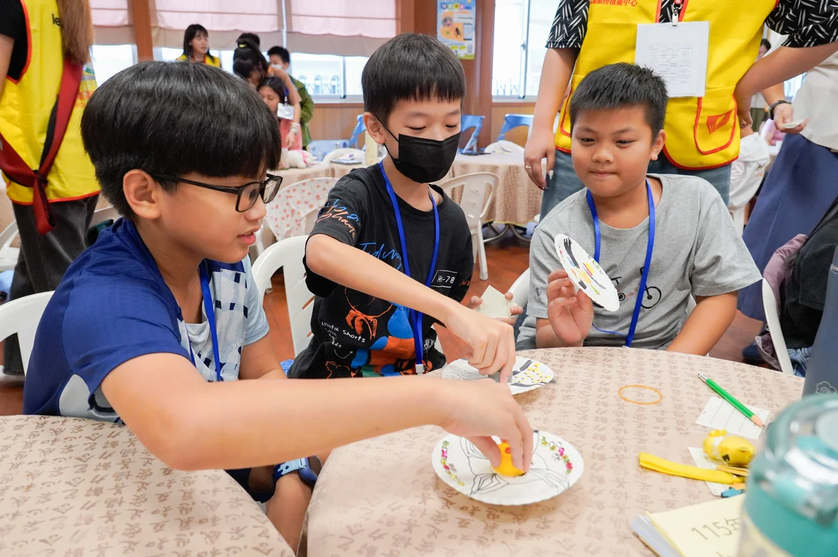 從環保陀螺到行動劇 V世代小小志工營帶孩子學服務