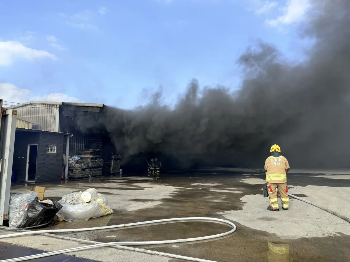 苗栗市鐵皮建材工廠失火 52名警義消灌救一人送醫
