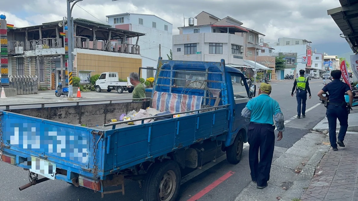 貨車拋錨卡更生北路快車道 南王警推車排除險象