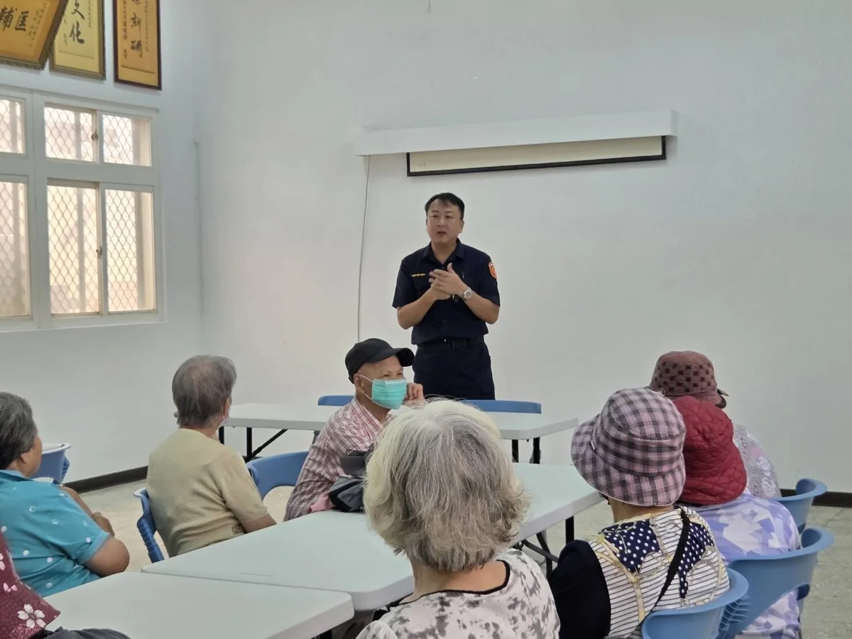 白沙警走進瓦硐社區　邀阿公阿嬤暑假一起守護金孫