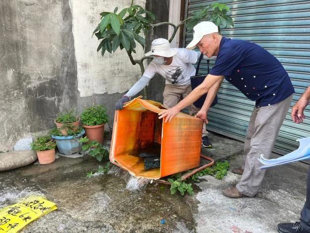 大雨退去別大意 新竹縣長楊文科提醒戴口罩穿長靴防病菌