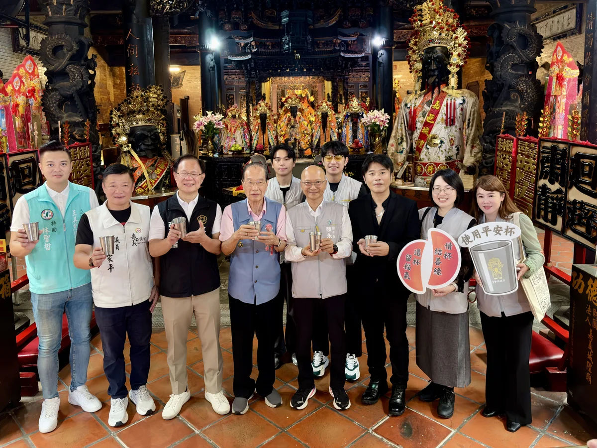 城隍夜巡奉茶換上平安杯 嘉義首推綠色遶境