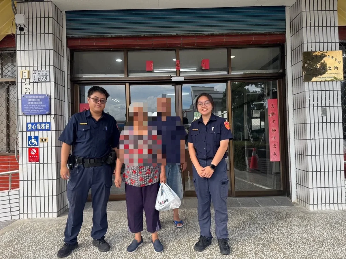 烈日裡在四維路徘徊 馬蘭警一杯茶助老婦人找到回家路