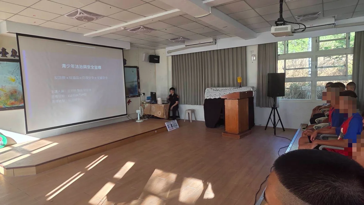 警員走進桃源國中 從過馬路談到網路交友安全