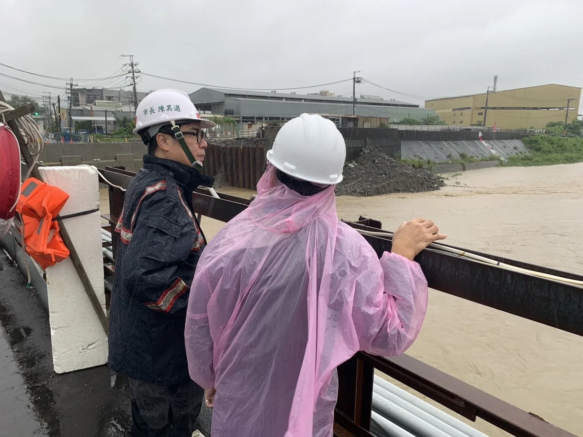 仁武一早強降雨　陳其邁巡八涳橋與坡地災情