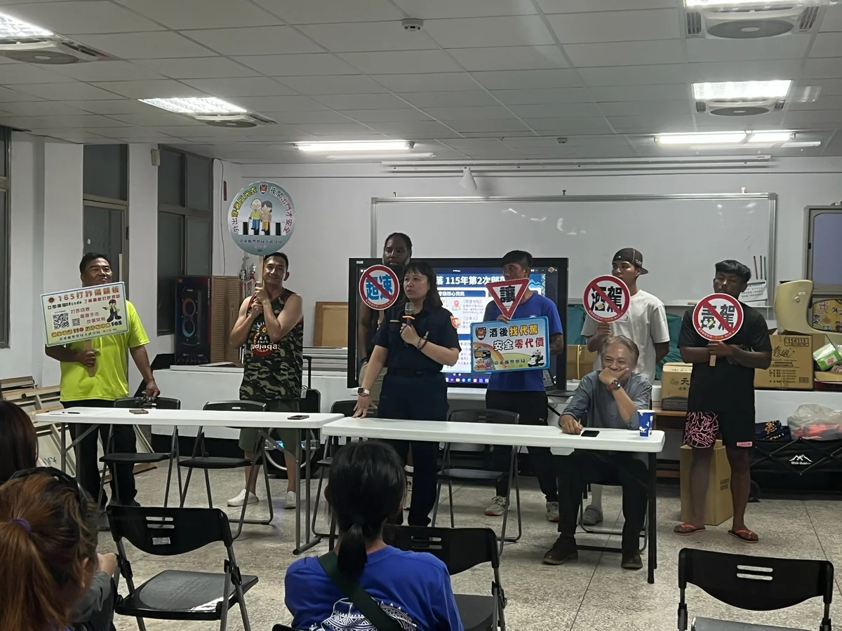 大武警走進魯加卡斯部落　提醒行車安全與選舉法令