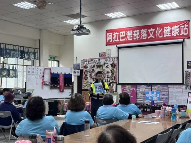 泰源文健站談大車內輪差　成功警分局進部落提醒別搶快