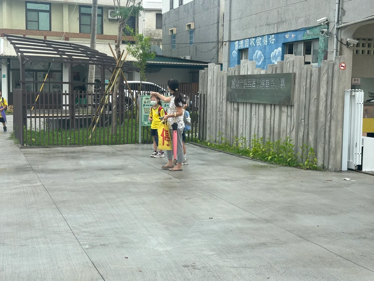 佳里仁愛國小安南路步道完工 孩子上學不再與車爭道