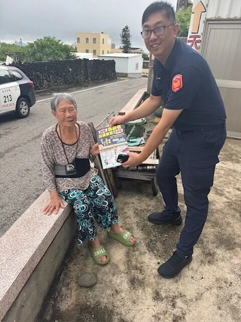 通梁警員走進社區 面對面提醒長者平安用路