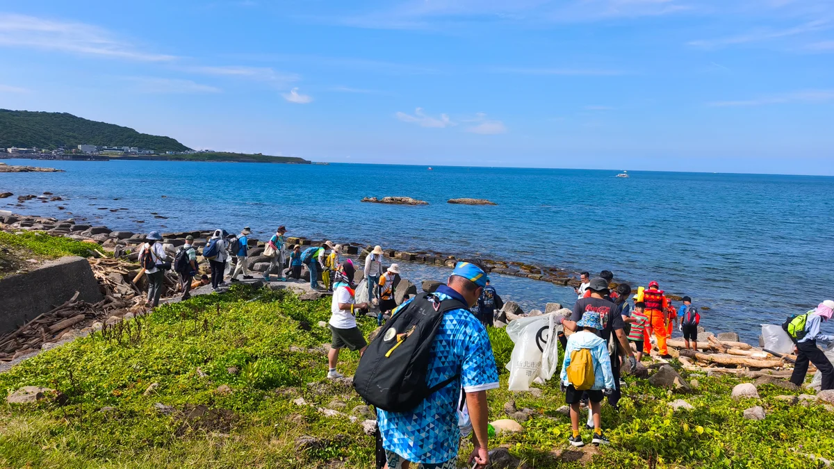 深澳鐵道自行車百人淨灘落幕 親子沿岸撿海廢守護海洋