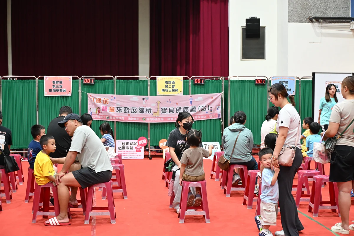 孩子在遊戲中過關 水上一次串起發展篩檢與全家健康