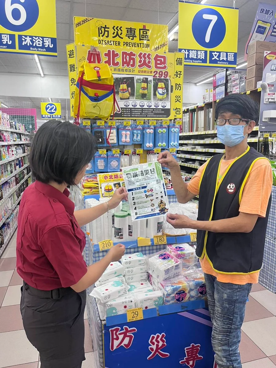 地震來時先護頭頸 苓雅分隊提醒防震準備從家裡做起
