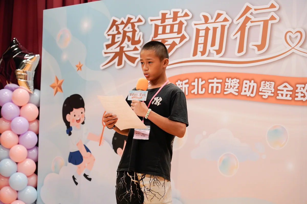 孩子送上親手製作卡片 新北獎助學金支持安心求學