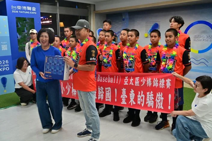 紅葉小將返抵台東 饒慶鈴到豐年機場接機送上熱氣球禮
