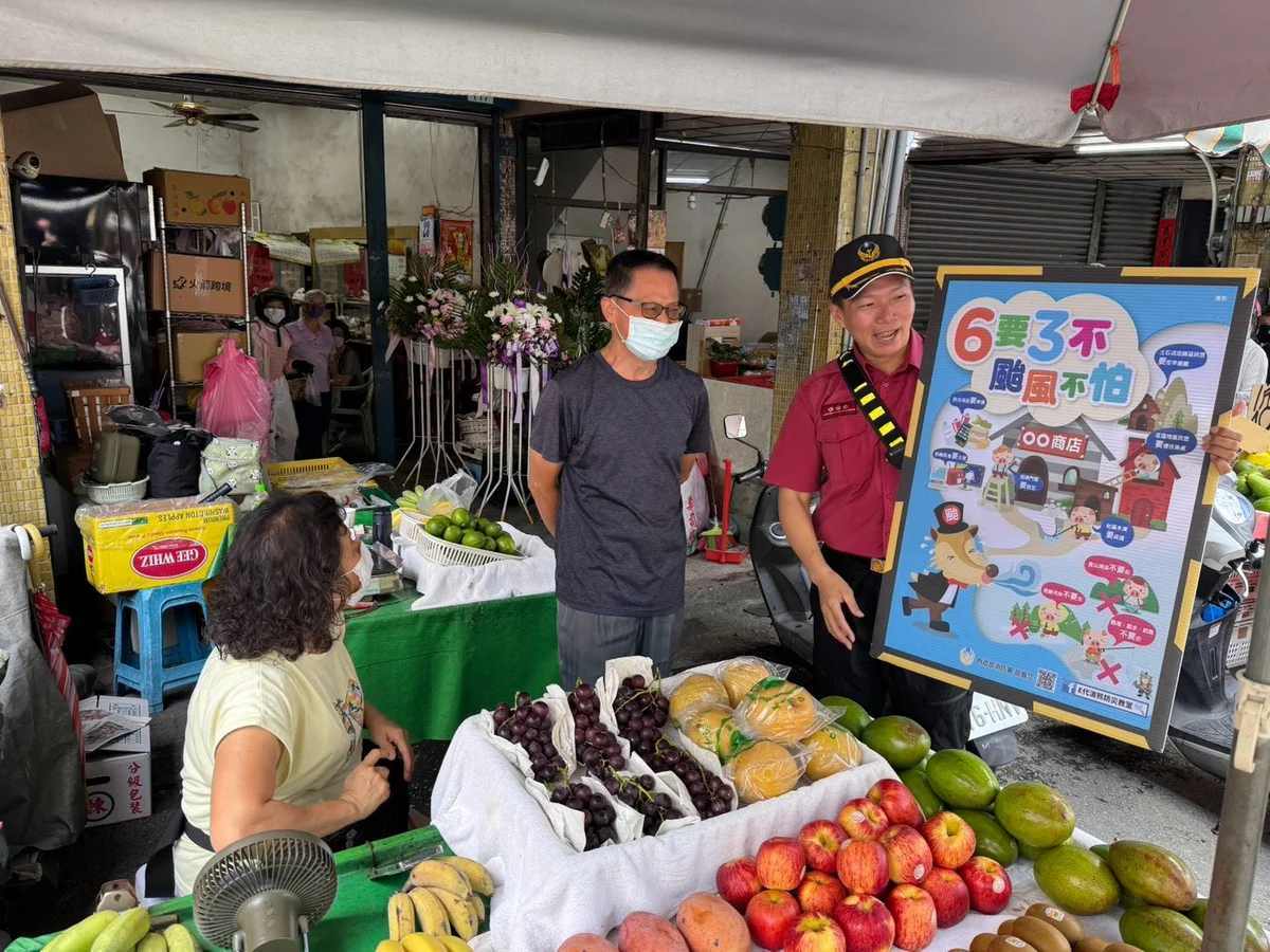 紅霞颱風周六最接近台灣 大昌分隊進賣場查防災物資