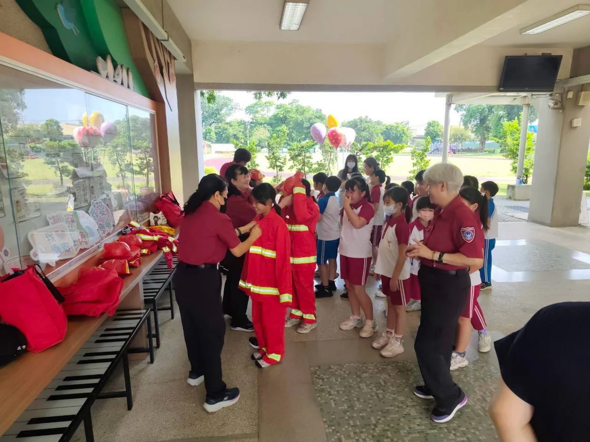 潮寮國小學童穿上迷你消防衣　從射水體驗認識救災