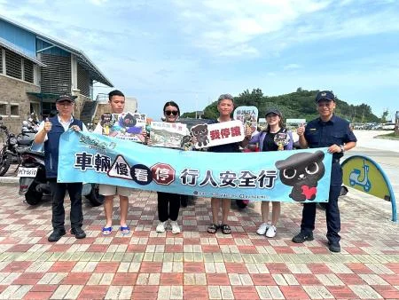 遊客湧進馬祖地質公園 道安團隊停車場提醒慢行
