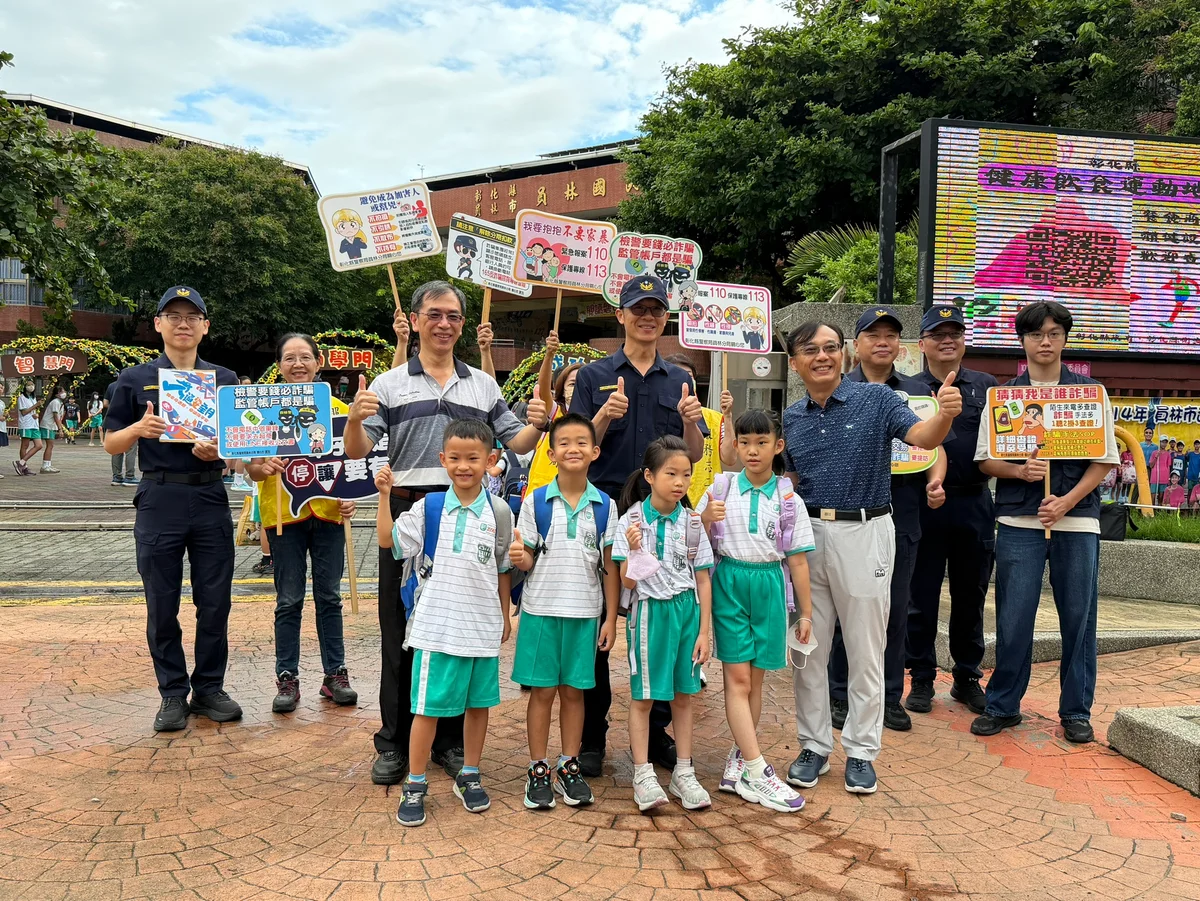開學校門口車流湧現 員林警護送學童過馬路