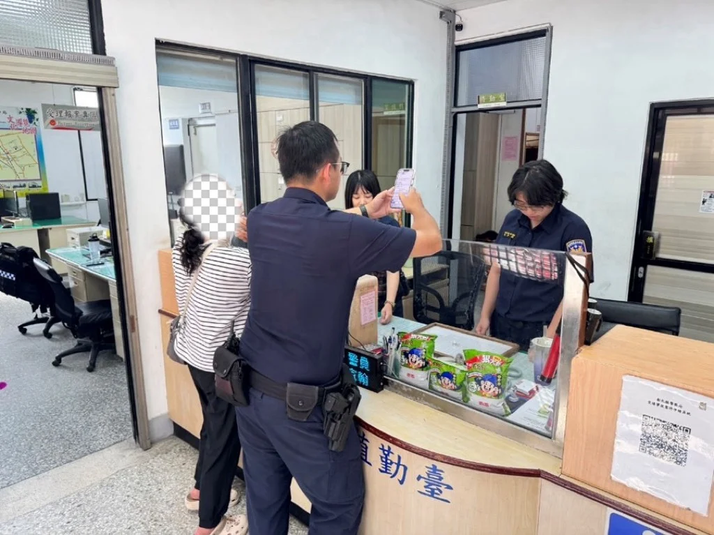 大村民眾網購退貨卡關 員警協助完成線上申請